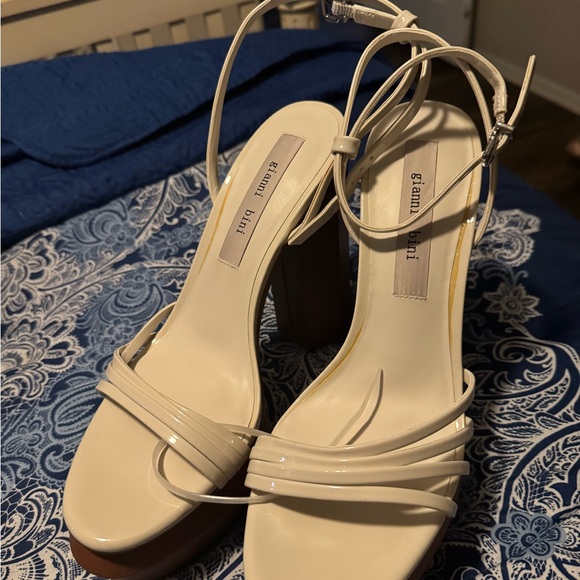 Gianvito Rossi Elegant Cream Heels - Picture 1 of 7